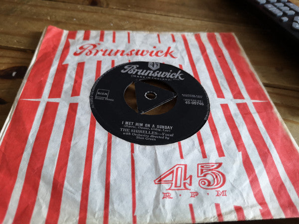 The Shirelles : I Met Him On A Sunday / I Want You To Be My Boyfriend (7", Single)