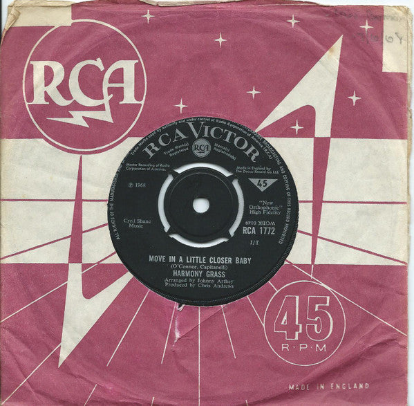 Harmony Grass : Move In A Little Closer Baby (7", Single, Bla)
